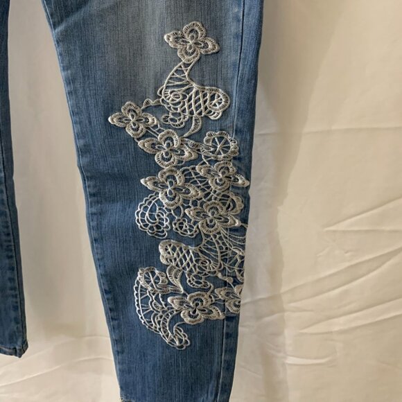 9th & Main Womens Jeans Embroidered Floral White Design, Size 16 - Picture 3 of 16